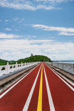 Wanfo Lake Dam: Red Path Leads to Azure Waters, Ancient Pagoda Gazes at Green Hills