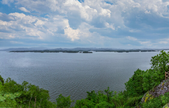 Wanfo Lake Panorama: Azure Waters Mirror Clouds, Scenic Beauty Captivates the Soul