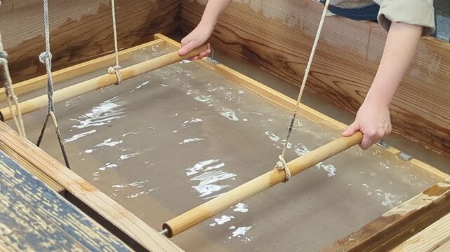 癒される自然の生音　日本の伝統工芸　手漉き和紙の紙漉き作業と心地よい水音　ASMR