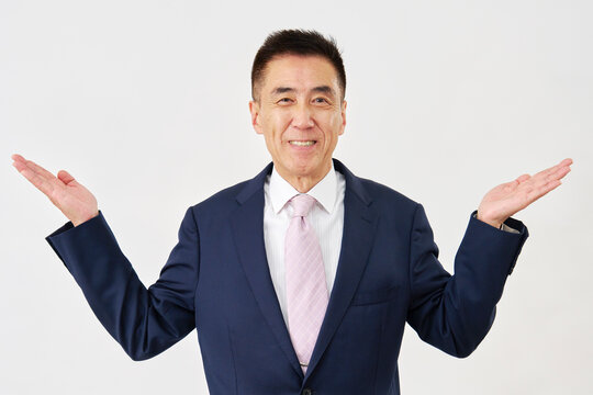 白背景で左右を手のひらで指すビジネスマン