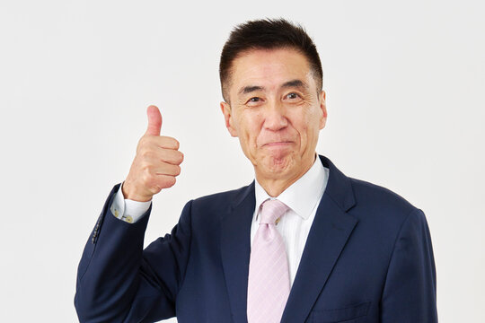シニアのビジネスマン　グッドサイン　白背景