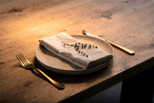 Elegant Table Setting with Linen Napkin and Gold Cutlery
