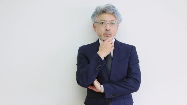 悩みを抱えるシニアビジネスマン