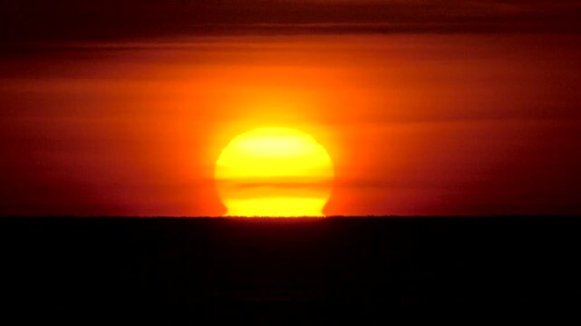 ダルマ型太陽（日の出）と太平洋と陽炎