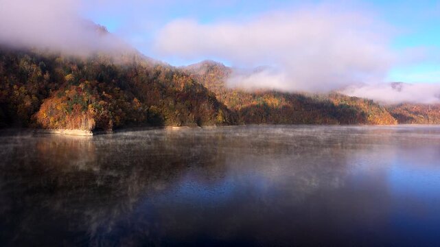 さっぽろ湖の朝霧とけあらしと紅葉