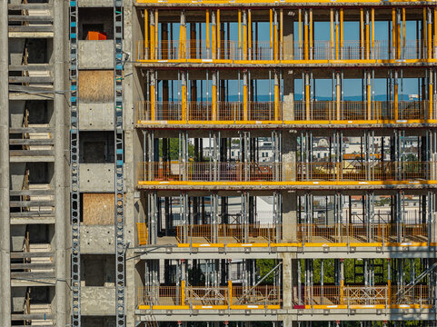 Aerial view of the construction site at Kaiserlei featuring the gutted KWU towers undergoing dismantling with yellow support beams and scaffolding in Offenbach am Main, Hessen, Germany.