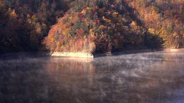 さっぽろ湖の紅葉とけあらし
