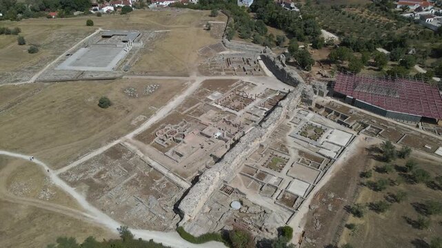 Drone footage revealing depth and detail of Con&iacute;mbriga&rsquo;s ancient Roman site and its preservation.
Glide over Con&iacute;mbriga ruins with sunlight accentuating textures and colours of mosaic and stone walls.