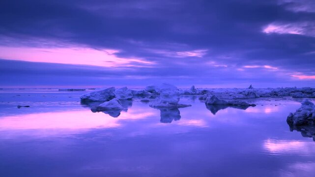 流氷岬の朝の流氷とオホーツク海