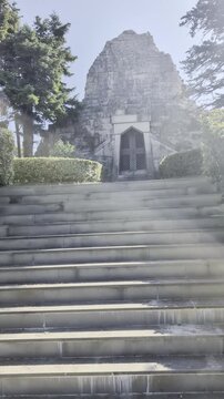 Mostra l'imponente scalinata in pietra che conduce al Sacrario-Ossario della Battaglia di Castelfidardo (noto anche come Monumento Nazionale delle Marche), situato all'interno del Parco delle Rimembra