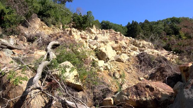 能登半島地震　崖崩れと落石