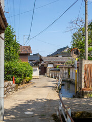 水路が通る鳥取県八頭郡八頭町の路地 © しょこまろん