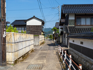 水路が通る鳥取県八頭郡八頭町の路地 © しょこまろん