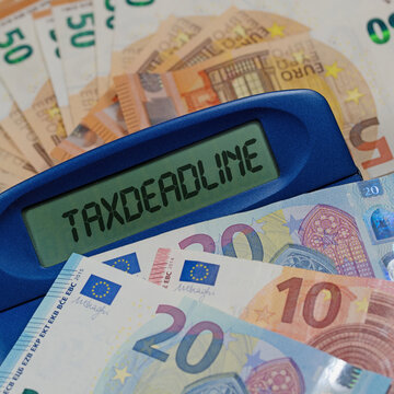 Taschenrechner mit dem Wort Taxdeadline im Display