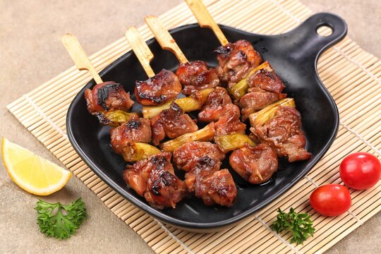 Yakitori is a typical Japanese satay that generally uses chicken. Small pieces of chicken cut into bite-sized pieces, skewered with bamboo skewers.
