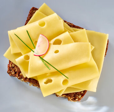 belegtes Brot mit Maasdamer, K&auml;sebrot, Topshot, K&auml;se, Scheiben, 