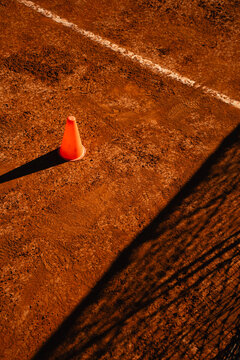 cancha de tenis de polvo de ladrillo al atardecer