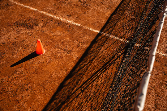 cancha de polvo de ladrillo al atardecer