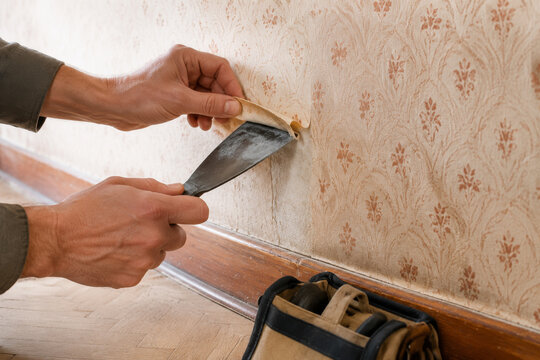 Trabajo de reparaci&oacute;n en una pared con papel tapiz antiguo en una habitaci&oacute;n