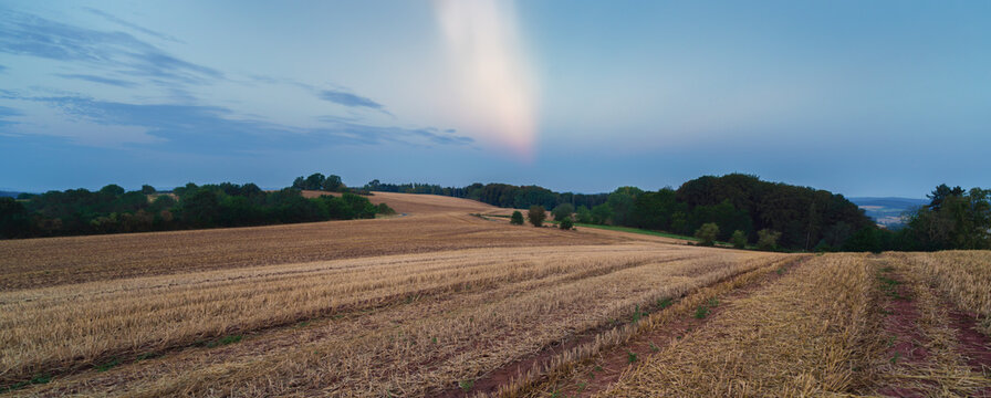 Landwirtschaft und abgeerntete Felder im August am Morgen zum Sonnenaufgang und weite Blicke &uuml;ber Marbach