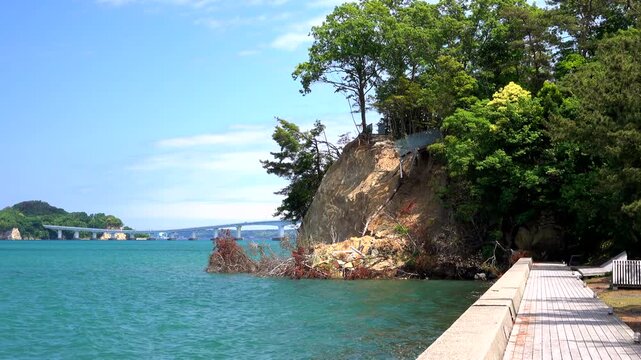 能登半島地震　崖崩れと能登島大橋