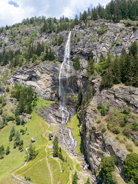 Drohnenfoto vom Fallbach Wasserfall in K&auml;rnten, &Ouml;sterreich