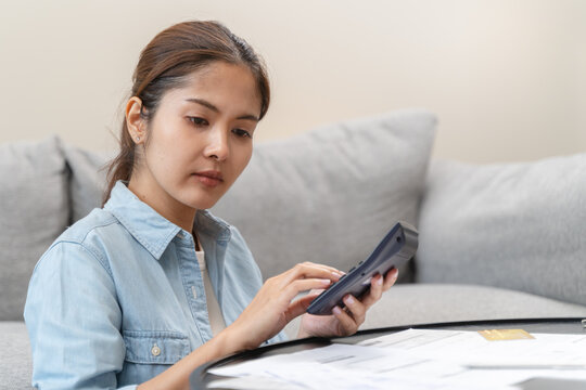person opening wallet on the table have invoice and loan document.