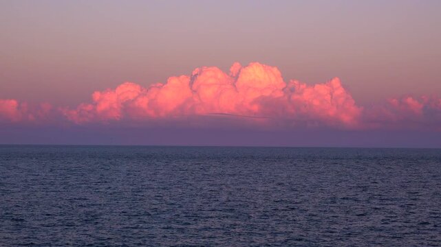 オホーツク海と夕焼け雲