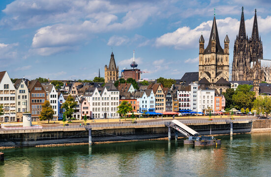 Panoramablick auf die historische K&ouml;lner Altstadt am Rhein mit der romanischen Kirche Gro&szlig; St. Martin und dem weltber&uuml;hmten K&ouml;lner Dom. 