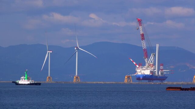 石狩湾新港沖の船体をジャッキアップした洋上風力発電の設置作業