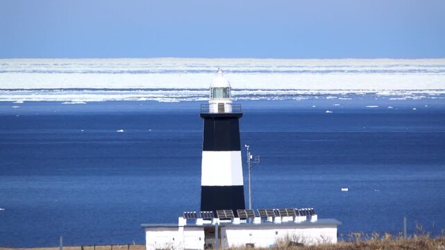 能取岬灯台とオホーツク海の流氷と陽炎