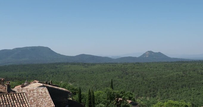 Fox-Amphoux, a hilltop village in the heart of green Provence, overlooking the Var forest, stands facing the Bessillons massif and the southern Alps on the horizon
