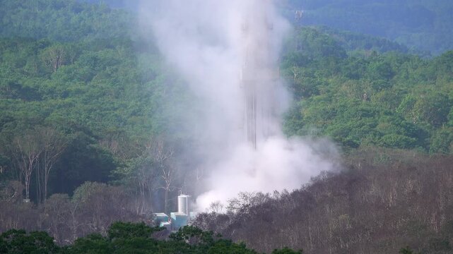 地熱発電資源量調査の掘削基地の水蒸気噴出