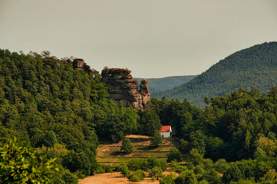 Blick auf den Puhlstein mit der Michaelskapelle im Dahner Felsenland, etwas au&szlig;erhalb der Kleinstadt Dahn, Pf&auml;lzerwald, Rheinland-Pfalz