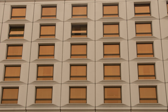 Wei&szlig;e Fassade, mit verspiegelten Fenstern eines Geb&auml;udes in Warschau