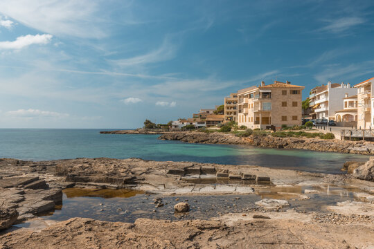 Promenade am Hafen von Col&ograve;nia de Sant Jordi auf Mallorca im Mittelmeer