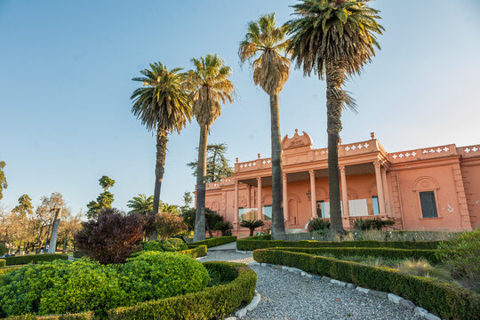 Casona del Chateau Carreras y jardines en el Parque del Chateau frente al Estadio Kempes en C&oacute;rdoba Argentina