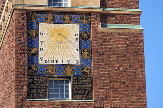 Sonnenuhr am Hochzeitsturm in Darmstadt