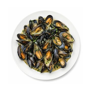 Moules marini&egrave;res auf wei&szlig;em Teller &ndash; Franz&ouml;sische Muscheln in aromatischem Wei&szlig;weinsud mit Kr&auml;utern, appetitlich serviert und freigestellt auf hellem Hintergrund.