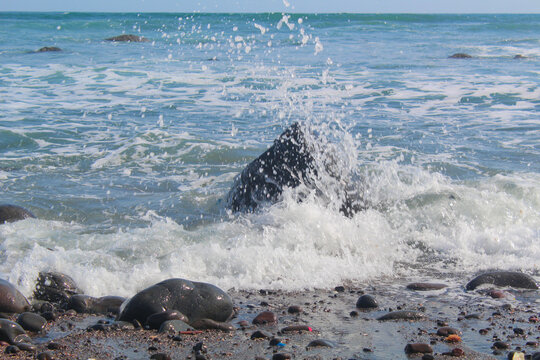 Ola del oc&eacute;ano rompiendo contra rocas en la costa de El Salvador