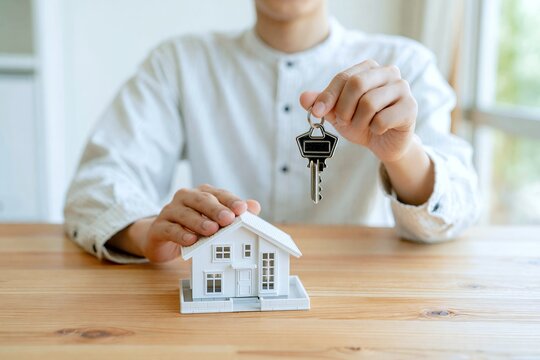 新しい暮らしの始まり不動産契約でマイホームの鍵を持つ若い日本人
