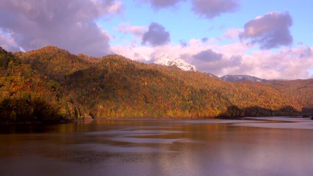 さっぽろ湖と天狗岳と紅葉
