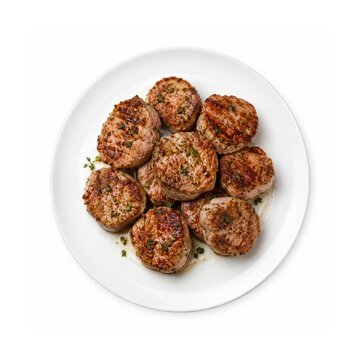 Filet Mignon auf wei&szlig;em Teller &ndash; Zart gebratene Schweinelende in Medaillons mit Kr&auml;utern, franz&ouml;sische Spezialit&auml;t, freigestellt auf hellem Hintergrund.