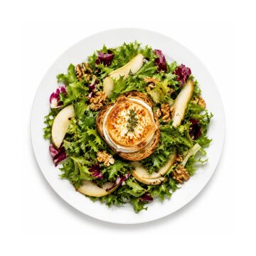 Salade de Ch&egrave;vre Chaud auf wei&szlig;em Teller &ndash; Franz&ouml;sischer Salat mit warmem Ziegenk&auml;se, Birne, Waln&uuml;ssen und Blattsalat, freigestellt auf hellem Hintergrund.