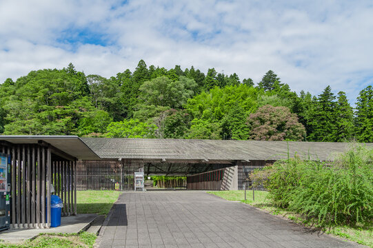 緑の山々を背景に佇む那珂川町馬頭広重美術館の全景/Panoramic View of Nakagawa-machi Bato Hiroshige Museum of Art Against Green Mountains