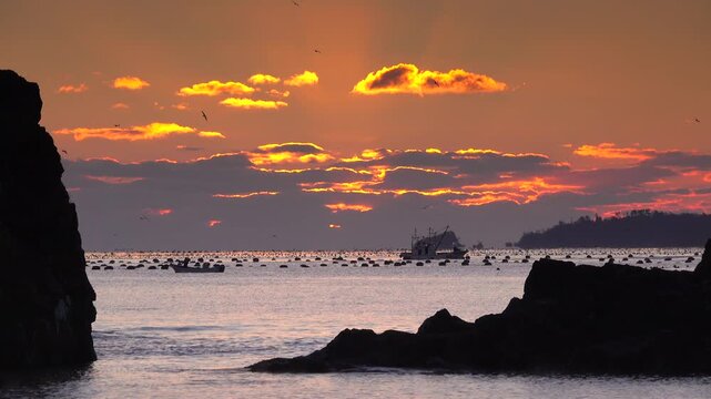 モアイ岩と志津川湾の日の出