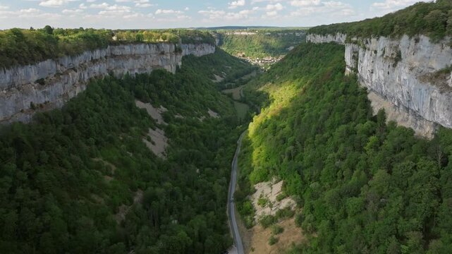 Vue panoramique sur la recul&eacute;e de Baume-les-Messieurs, Jura (39)