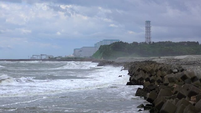 福島第二原子力発電所と太平洋の荒波