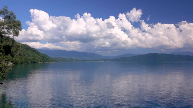 田沢湖と雲