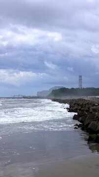 福島第二原子力発電所と太平洋の荒波